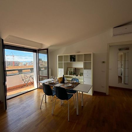 Appartamento Isola- Attico Con Balcone Milan Luaran gambar