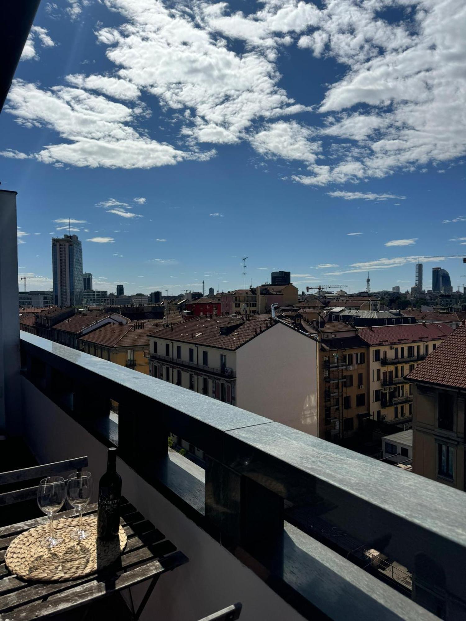 Appartamento Isola- Attico Con Balcone Milan Luaran gambar